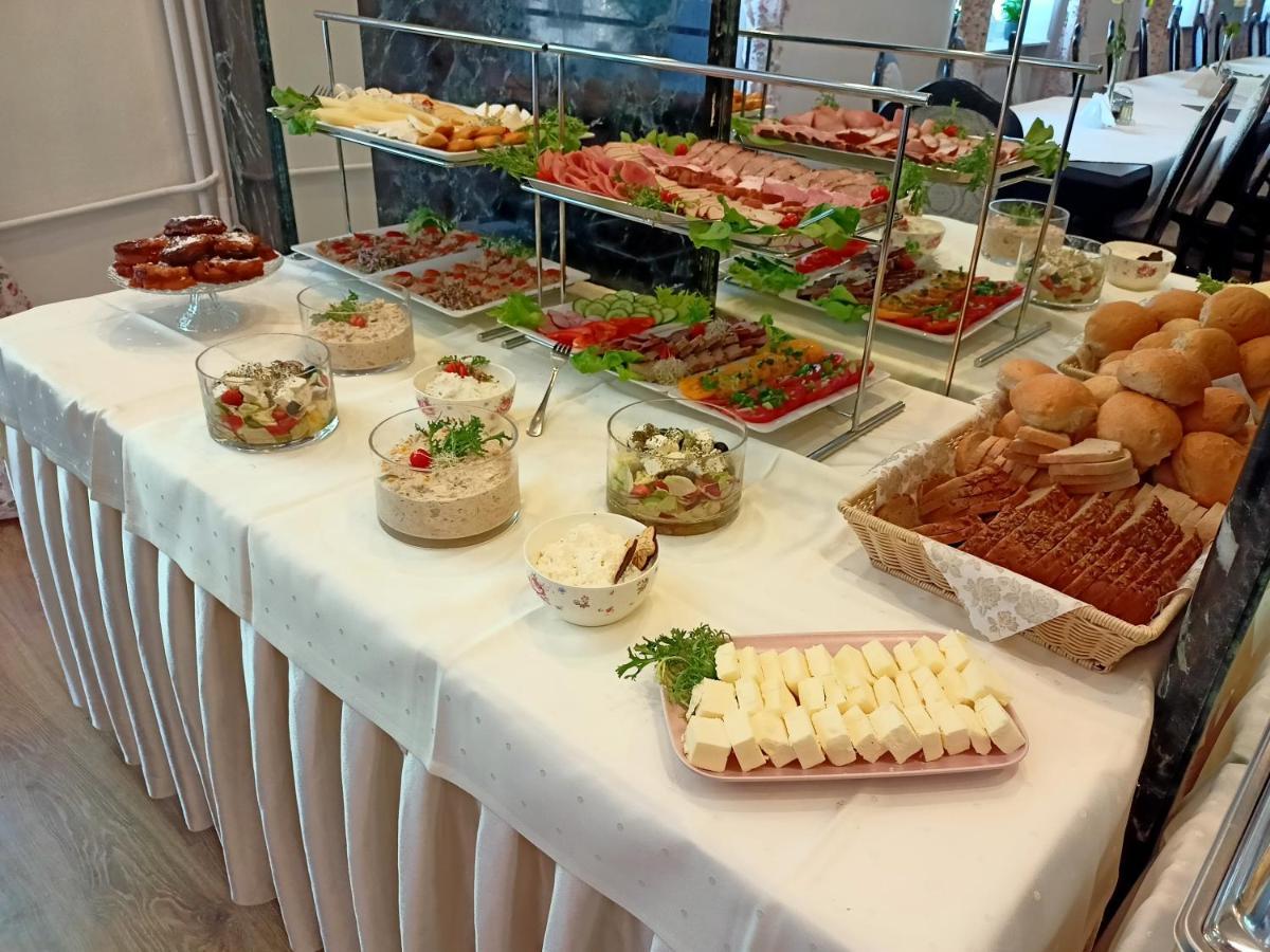 Iskra Hotel Radom Buitenkant foto