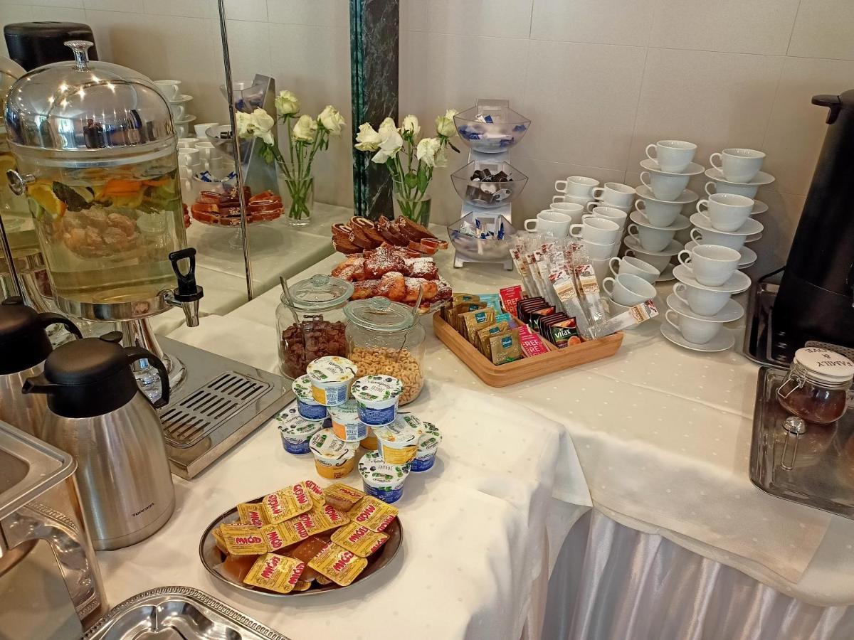 Iskra Hotel Radom Buitenkant foto