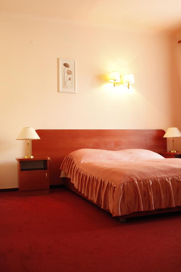 Iskra Hotel Radom Buitenkant foto
